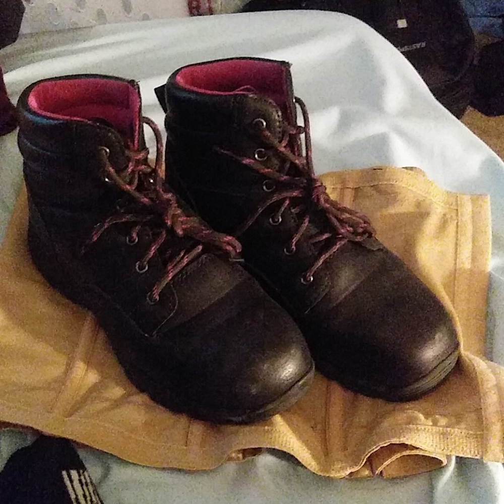 Women's steeltip toe boot